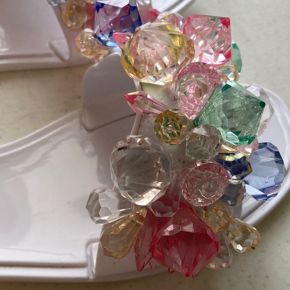 NWOT Nicole Miller White Sandals with Multicolor Crystal Embellishments - Picture 4 of 5